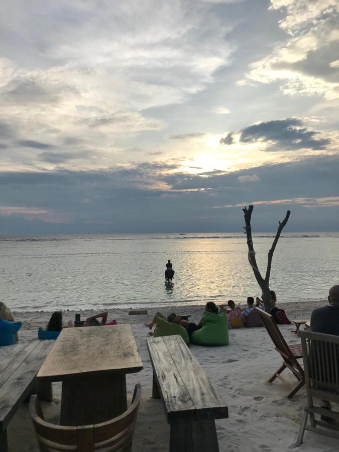 The Exile Sunset Bar & Bungalow Gili Trawangan Exterior foto